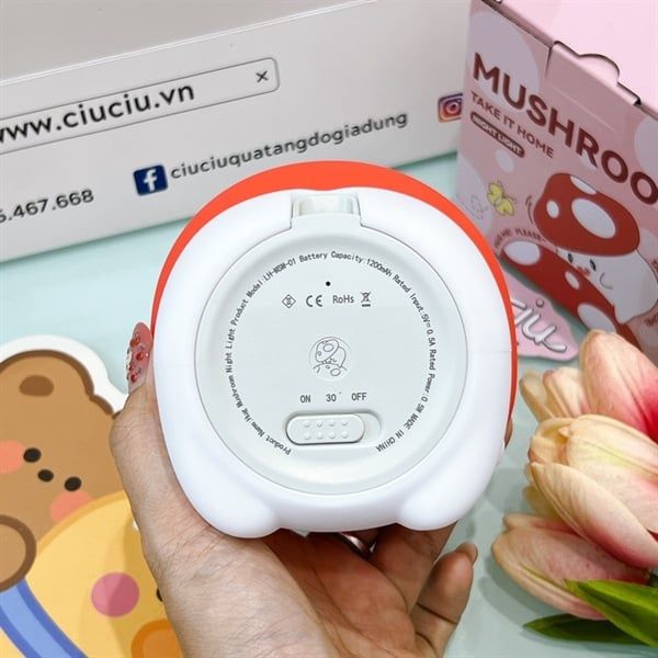  Đèn ngủ bé nấm giơ tay ôm 