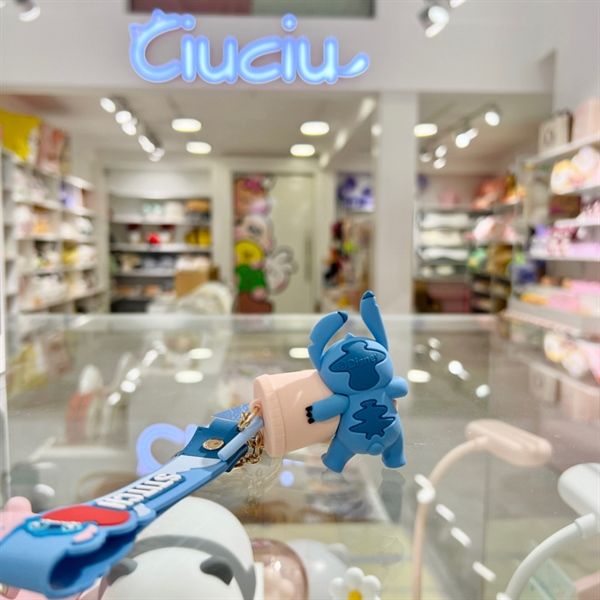  Móc khoá Stitch ôm trà sữa 