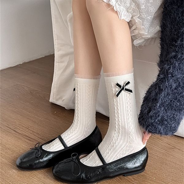  Tất Mekki cổ ren tone đen trắng 