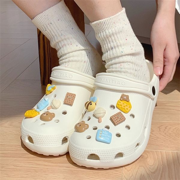  Dép cross charm ong gấu bánh 