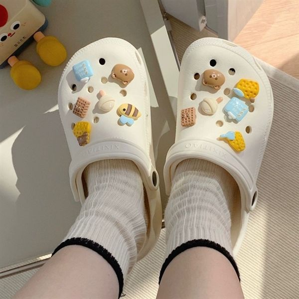  Dép cross charm ong gấu bánh 