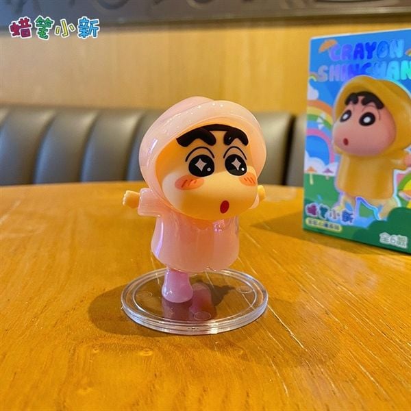 Mô hình Shin mặc áo mưa 
