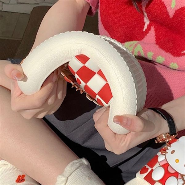  Dép Hello Kitty nổi kẻ caro đỏ 