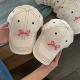  Mũ lưỡi trai trắng nơ hồng thêu 