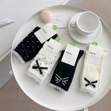  Tất Mekki cổ ren tone đen trắng 