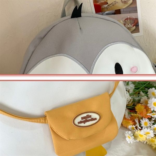  Balo cánh cụt đeo túi vàng 
