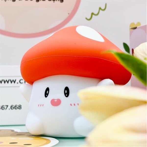  Đèn ngủ bé nấm giơ tay ôm 