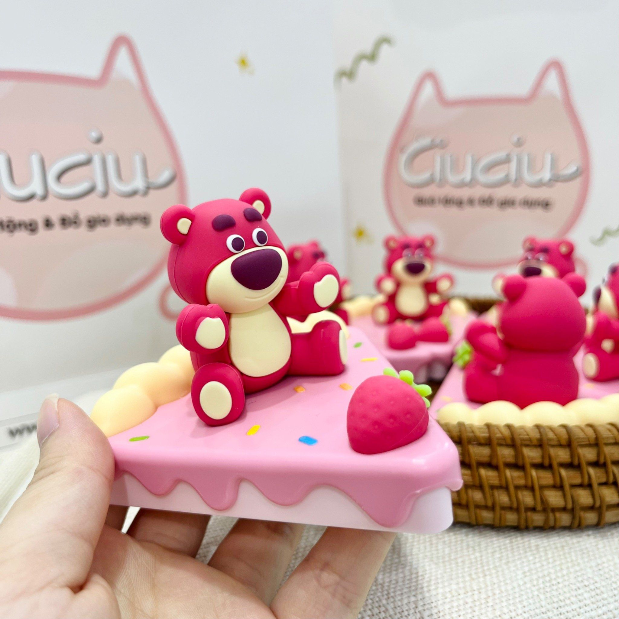  Kê điện thoại Lotso bánh kem 