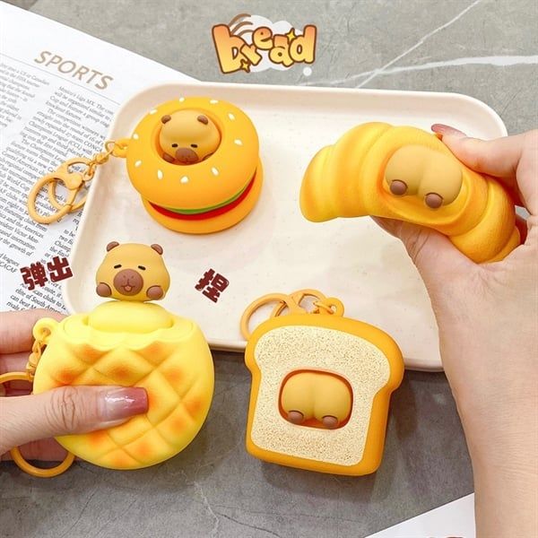  Móc khoá Capybara bóp bánh 