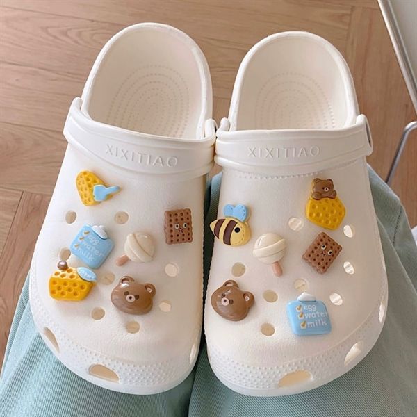  Dép cross charm ong gấu bánh 