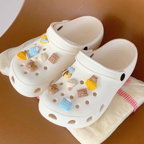  Dép cross charm ong gấu bánh 
