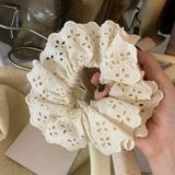  Dây buộc tóc scunchies vải ren be 