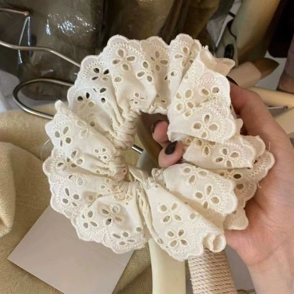  Dây buộc tóc scunchies vải ren be 