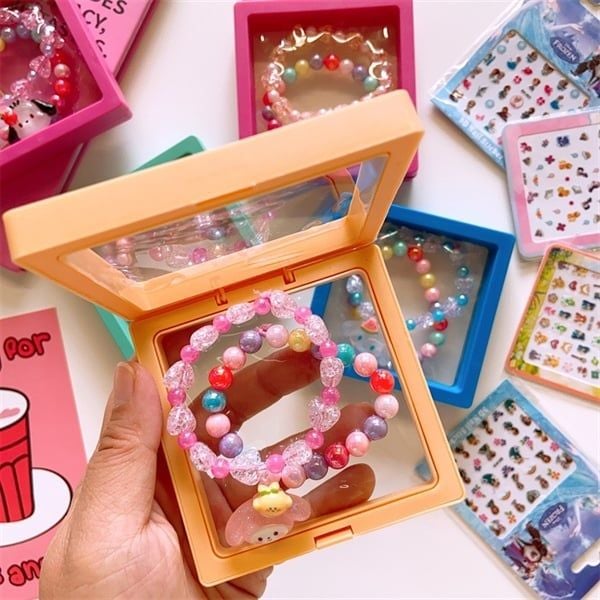  Hộp 2 vòng tay Sanrio + Sticker 