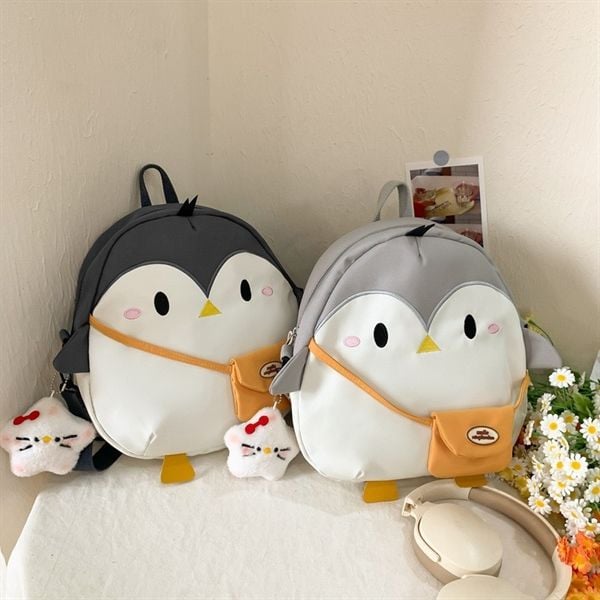  Balo cánh cụt đeo túi vàng 
