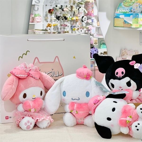  Gấu bông Sanrio ôm trái tim hoa hồng 24cm 