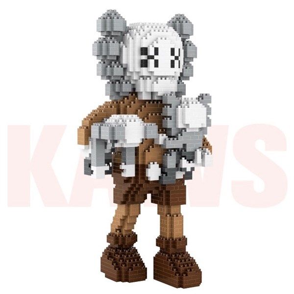  Xếp hình KAWS bế con 