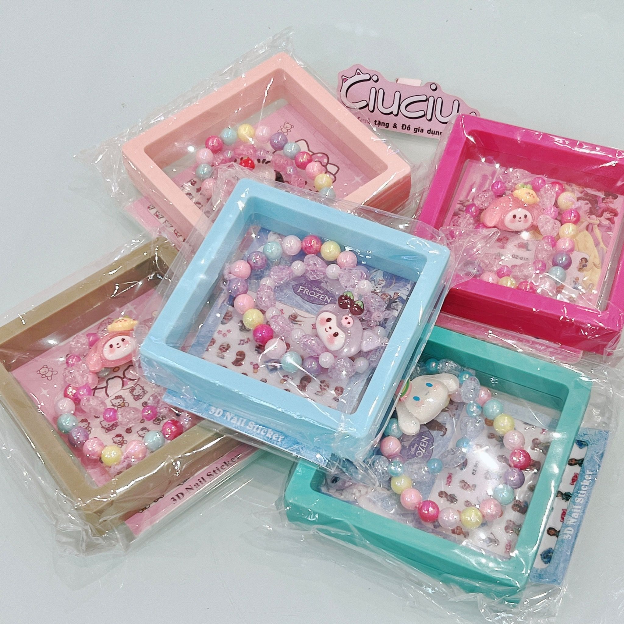  Hộp 2 vòng tay Sanrio + Sticker 