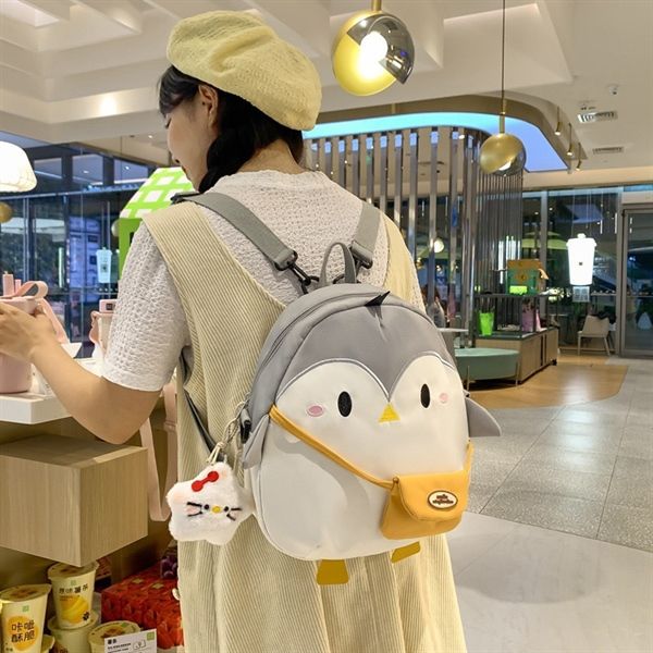  Balo cánh cụt đeo túi vàng 