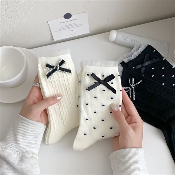  Tất Mekki cổ ren tone đen trắng 