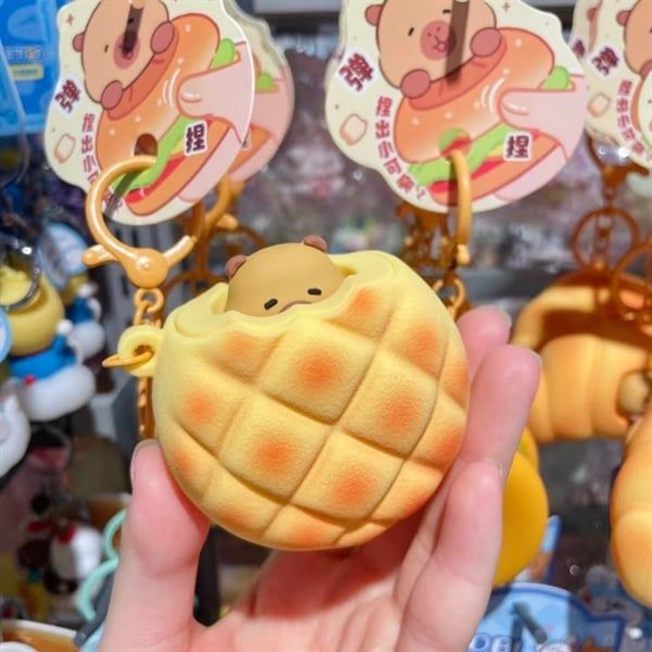  Móc khoá Capybara bóp bánh 