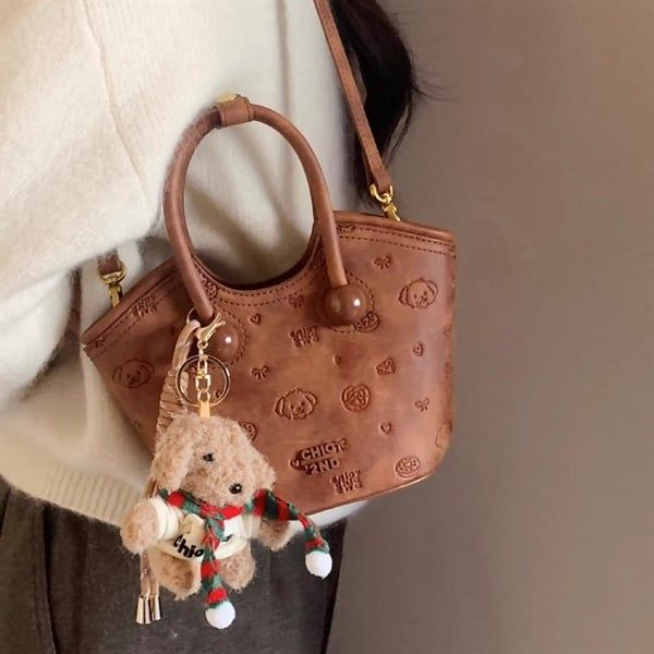  Túi Chio2nd vân gấu chìm charm cún bông 