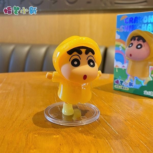  Mô hình Shin mặc áo mưa 