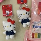  Móc khoá bông Hello Kitty quần yếm 