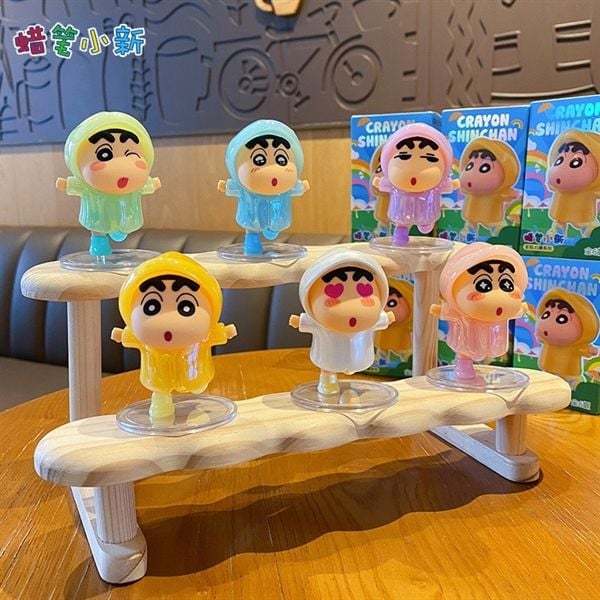  Mô hình Shin mặc áo mưa 