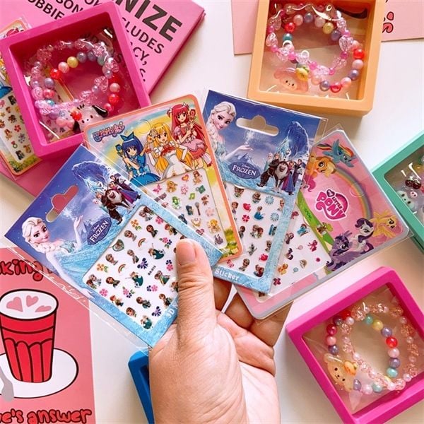  Hộp 2 vòng tay Sanrio + Sticker 