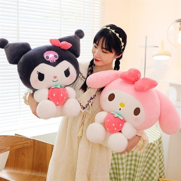  Gấu bông Sanrio ôm dâu 