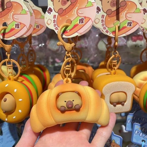  Móc khoá Capybara bóp bánh 