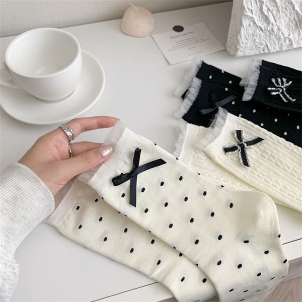  Tất Mekki cổ ren tone đen trắng 
