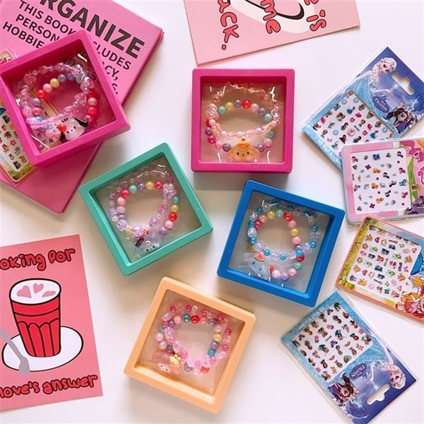  Hộp 2 vòng tay Sanrio + Sticker 