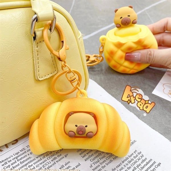  Móc khoá Capybara bóp bánh 