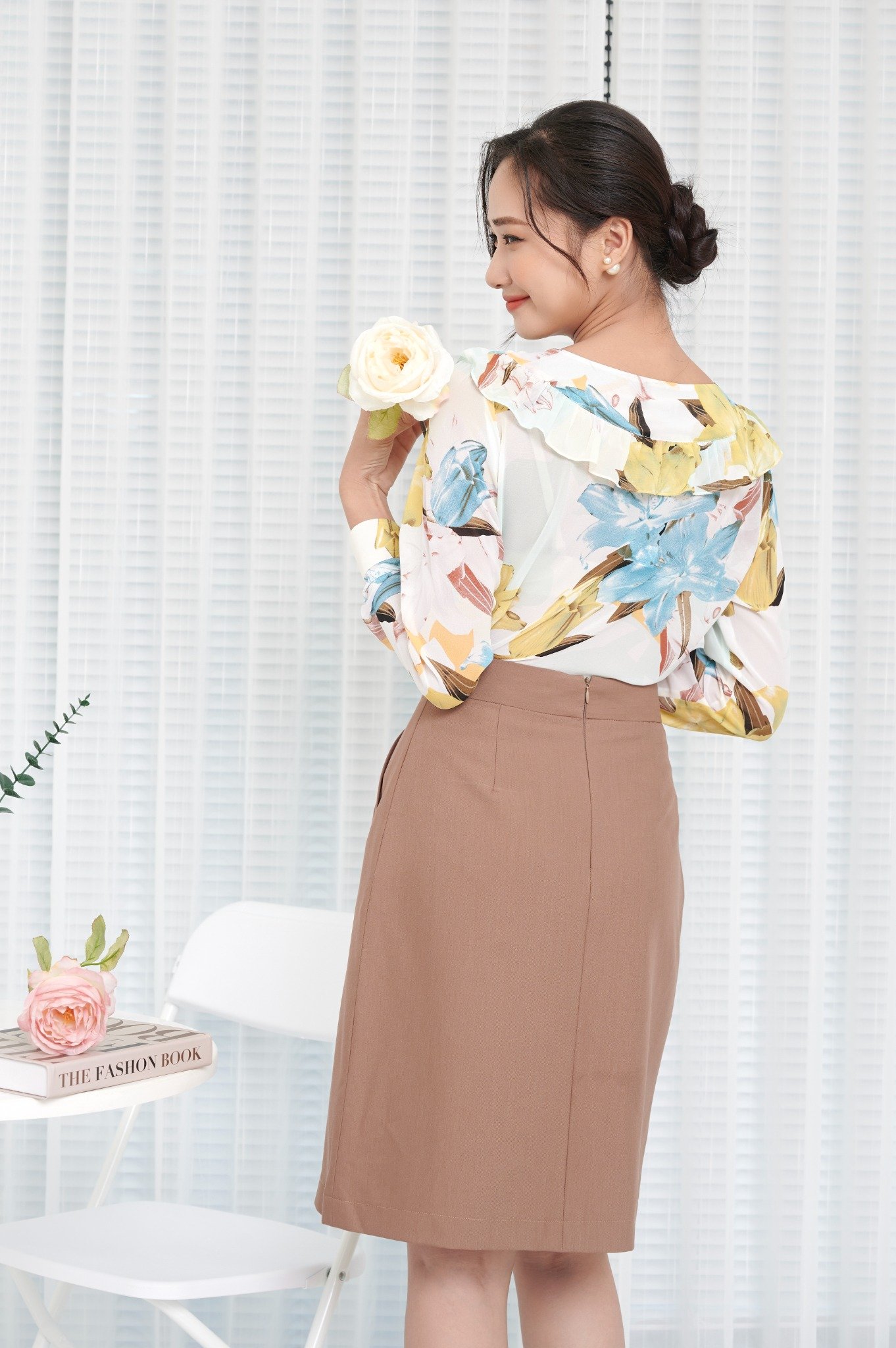 EM HẾT 25 Chân váy UNIQLO Form xoè vải xéo Có 2 túi  Dây kéo sau lưng  Cực xinh nhé Mẫu cao nên nhìn tưởng váy ngắn chứ chiều  Nhà