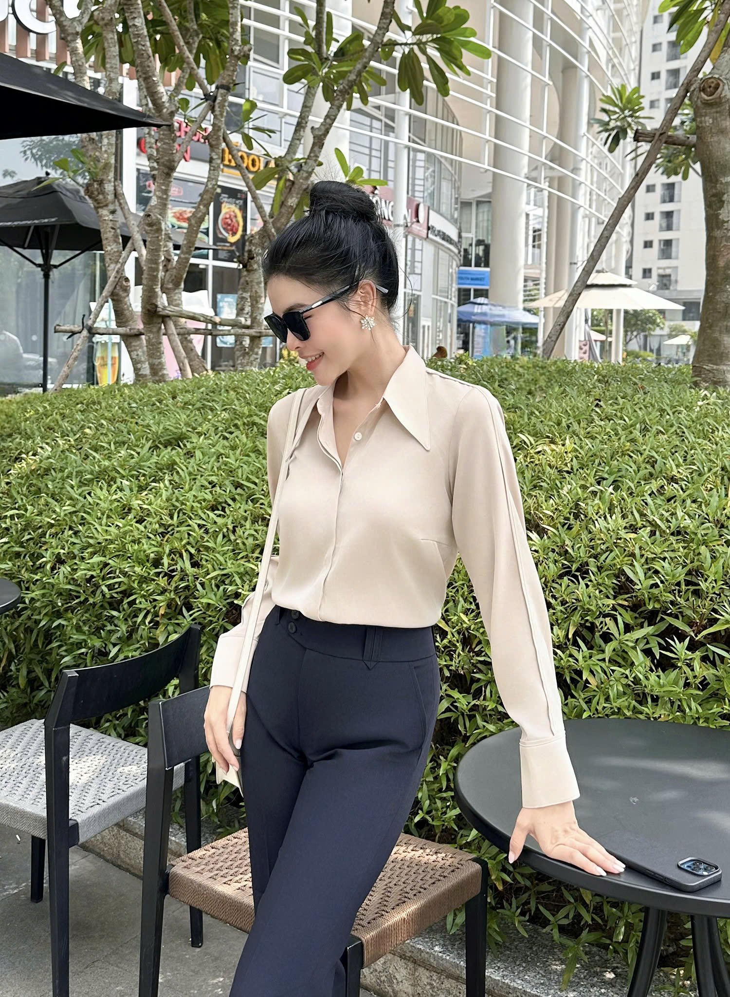 SƠ MI HÀNG CHÂU NẸP DẤU LÁ NHỌN KEM