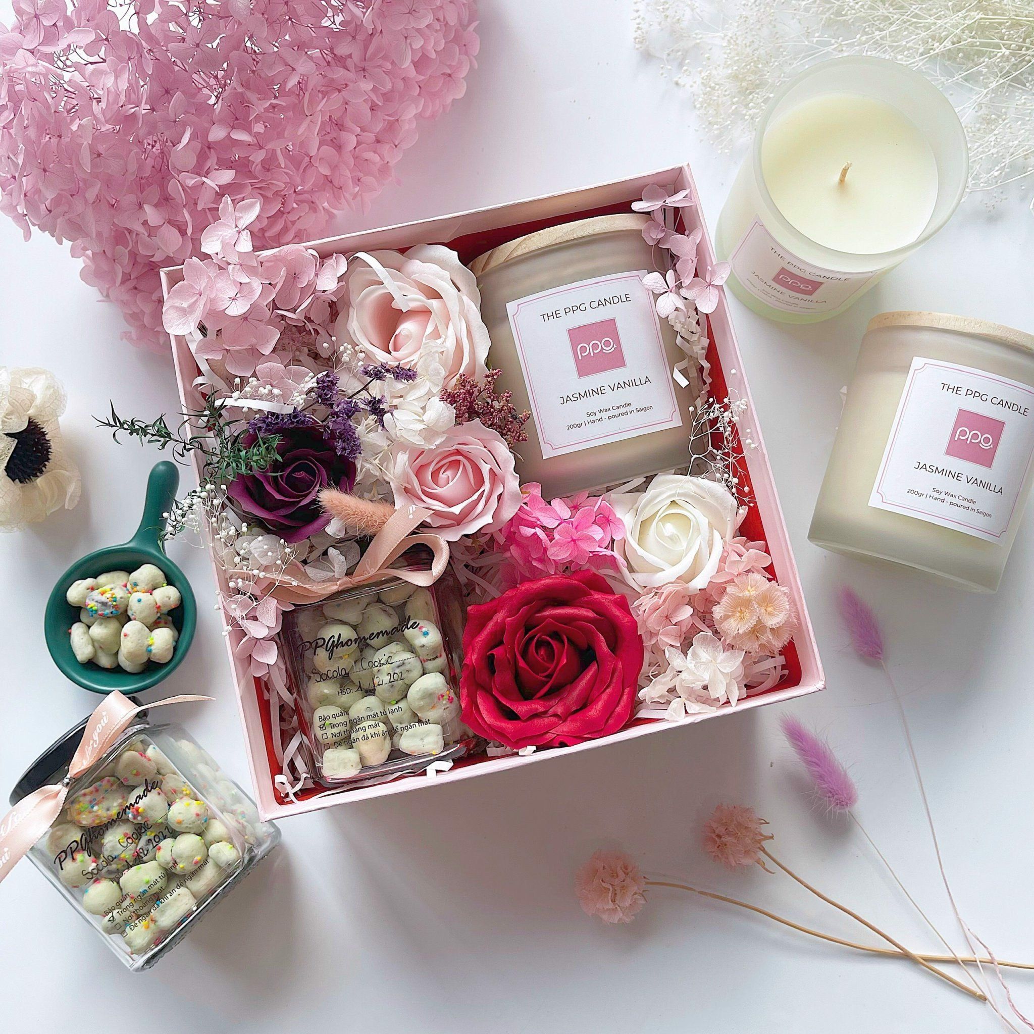 FLOWER BOX HỘP QUÀ TẶNG SOCOLA BỌC HẠT, NẾN VÀ HOA PPG Chocolate