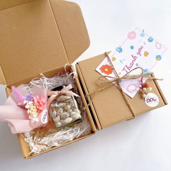  Tươi Tắn - Set quà tặng 8/3 bó hoa nhỏ nhắn kèm hạnh nhân xinh xắn 