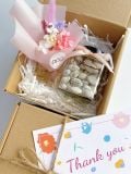  Tươi Tắn - Set quà tặng 8/3 bó hoa nhỏ nhắn kèm hạnh nhân xinh xắn 