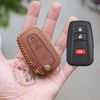 (Da Thật) Bao Da Chìa Khoá Toyota Corolla Cross, Da Thật, Giá Tận Xưởng, Khắc Tên & Số ĐT Chủ Xe 010