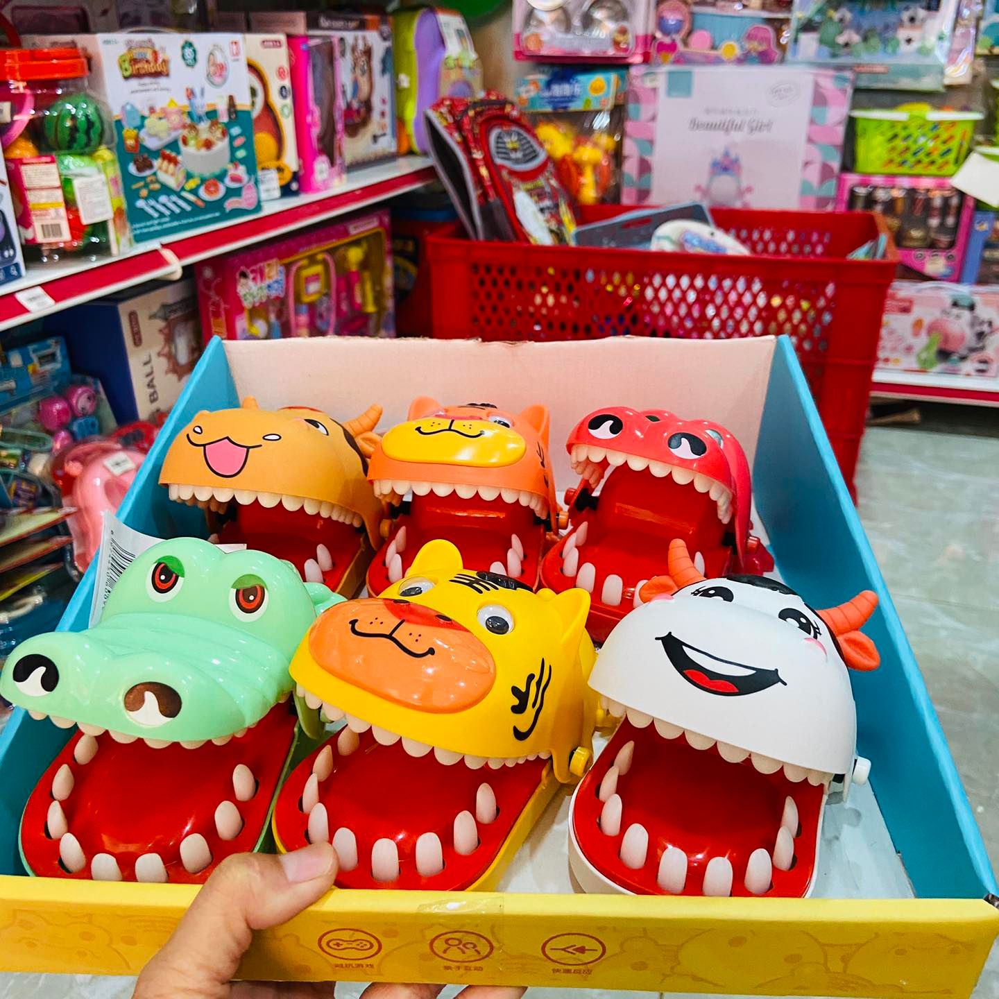  Thú cắn tay 