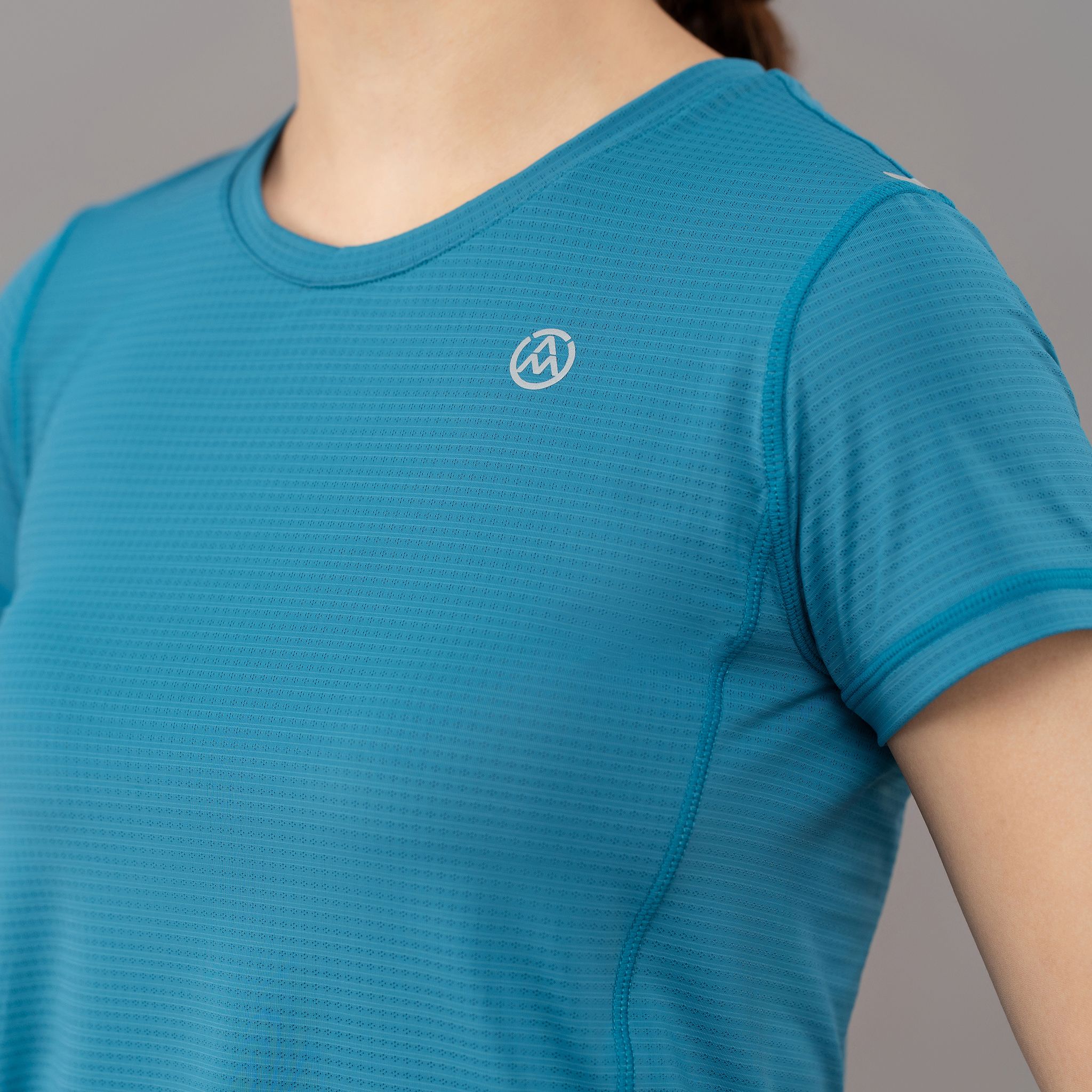  Áo Tshirt nữ AM xanh cổ vịt TSW2302-32 