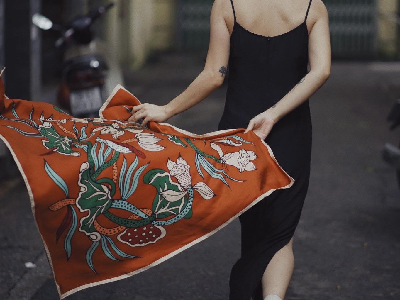 Khăn lụa tơ vàng