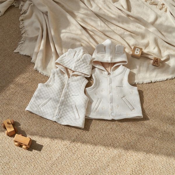  Áo gile có mũ Abbieoh chần bông phối tai tim be 9m 