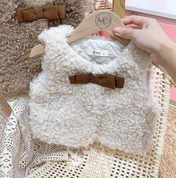  Áo gile lông cừu đính nơ trắng kem 