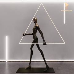 Tượng Đèn Trang Trí - Người Giữ Đèn Tam Giác