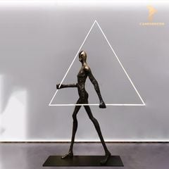 Tượng Đèn Trang Trí - Người Giữ Đèn Tam Giác