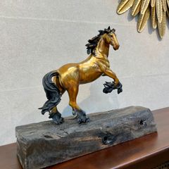 Tượng đồng Ngựa hí Mã đáo thành công
