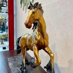 Tượng đồng Ngựa hí Mã đáo thành công